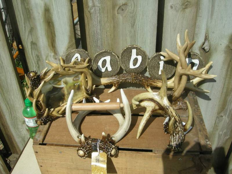lot 74 image: Antler Cabin Decor