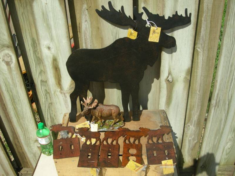 lot 75 image: Moose Decor