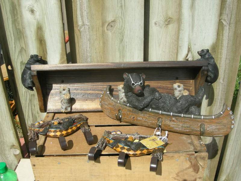 lot 76 image: Bear Themed Hooks, Shelf