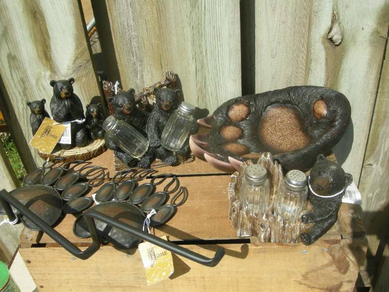 lot 77 image: Bear Decor