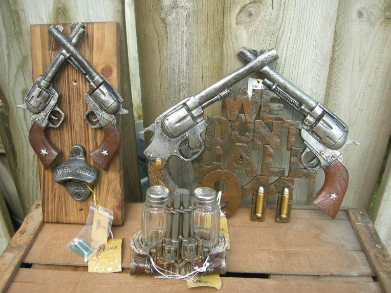 lot 86 image: Pistol Decor