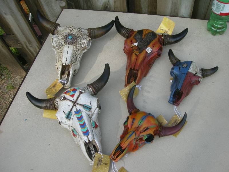 lot 97 image: Western Skulls
