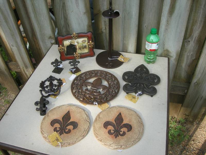 lot 100 image: Metal Fleur de Lis Items