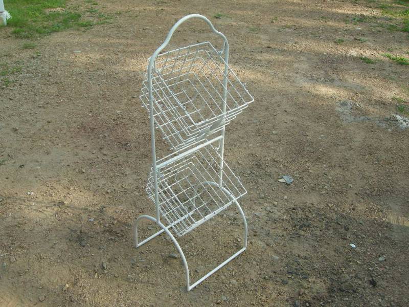 lot 101 image: Metal Fleur de Lis Basket Rack