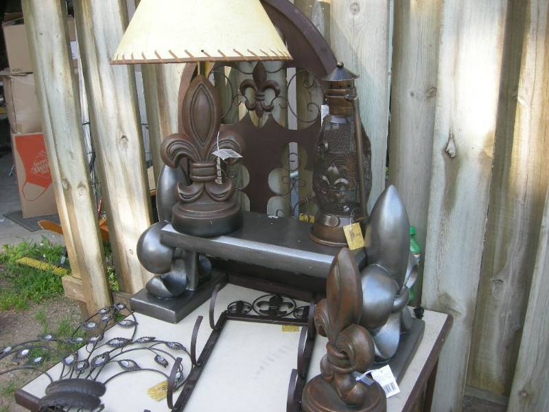 lot 103 image: Fleur de Lis Decor
