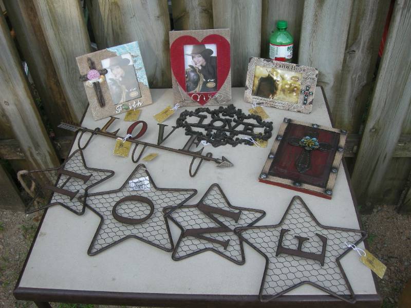 lot 104 image: Western Home Motivational Decor