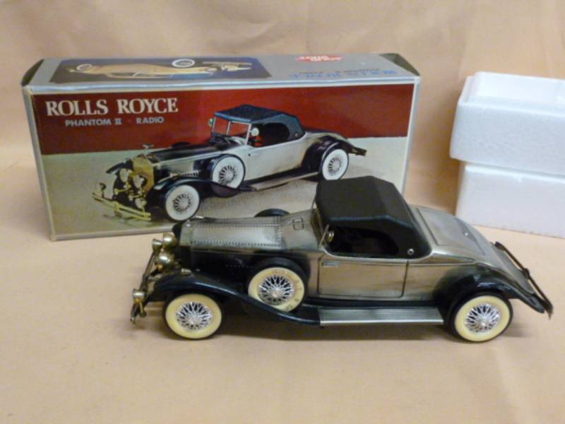 lot 48 image: Vintage Car Radio