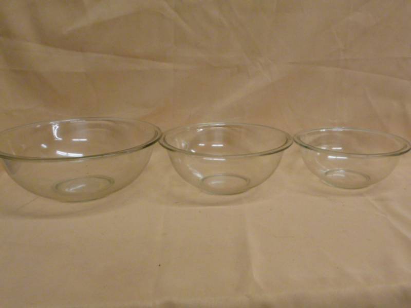 lot 65 image: Pyrex Mixing Bowl Set