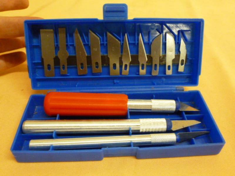 lot 69 image: Knife Set