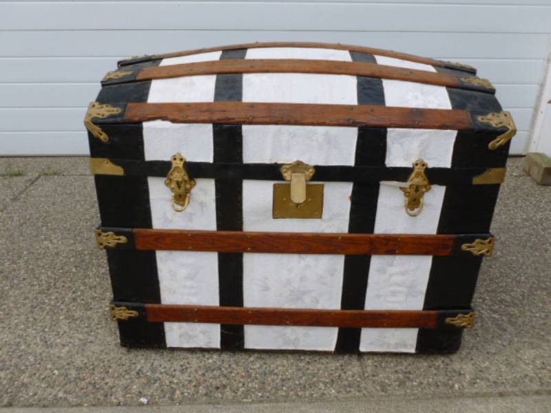 lot 84 image: Antique Hump Trunk