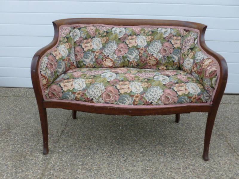 lot 89 image: Vintage Settee