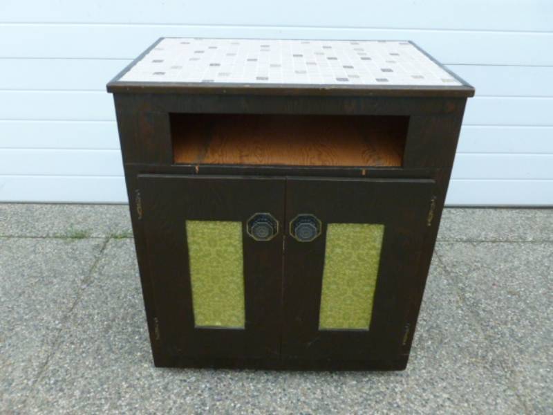 lot 90 image: Shop Cabinet