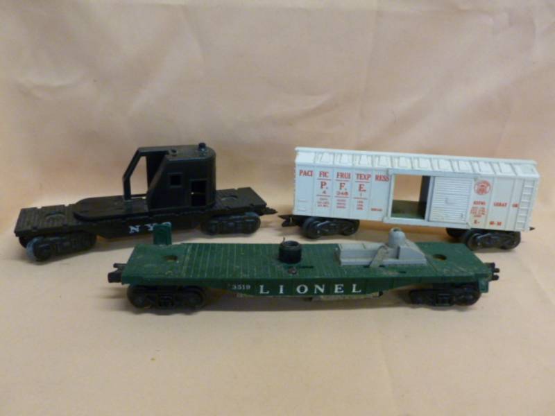 lot 104 image: Vintage 027 Train Cars
