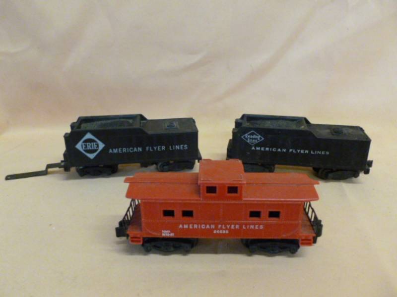 lot 105 image: Vintage 027 Train Cars
