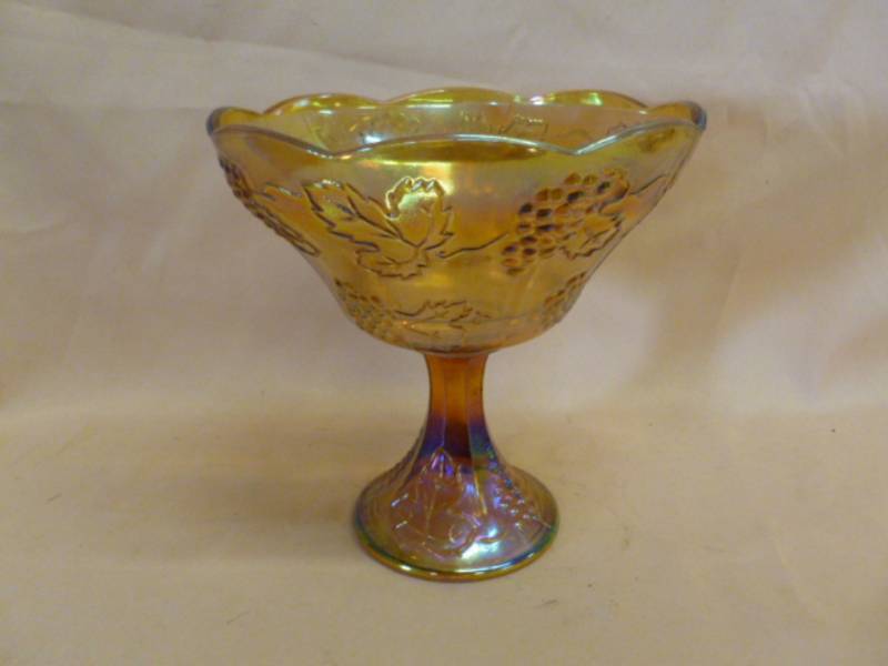 lot 140 image: Vintage Carnival Glass
