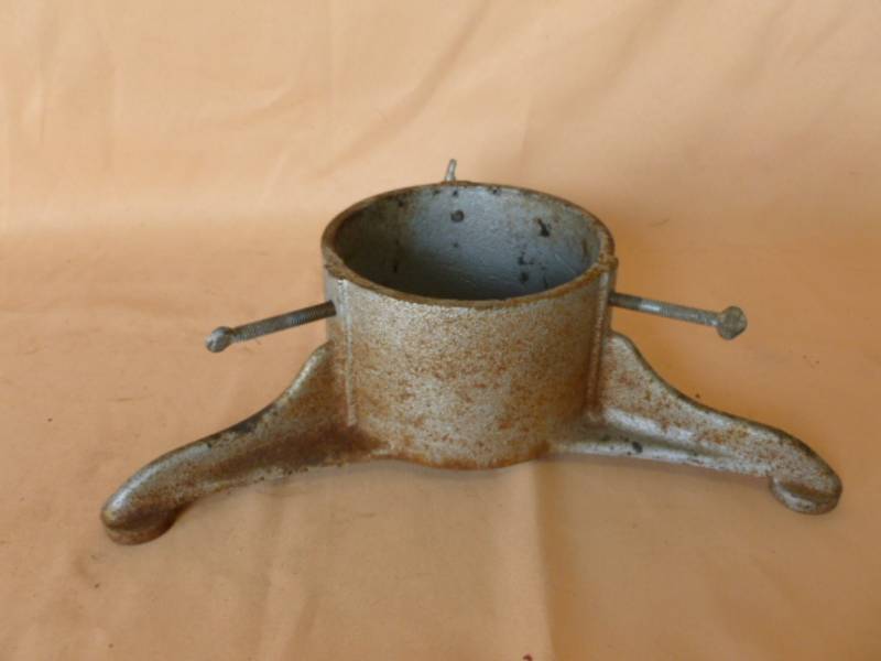 lot 179 image: Vintage Cast Iron Tree Stand