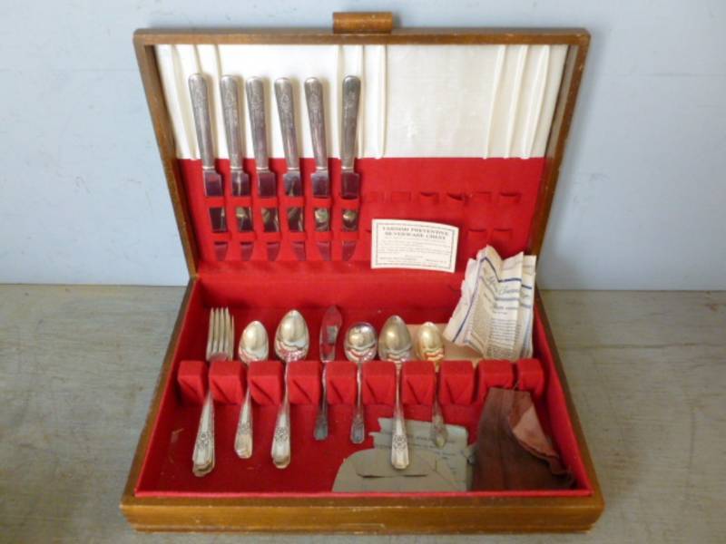 lot 182 image: Vintage Silverplate Set