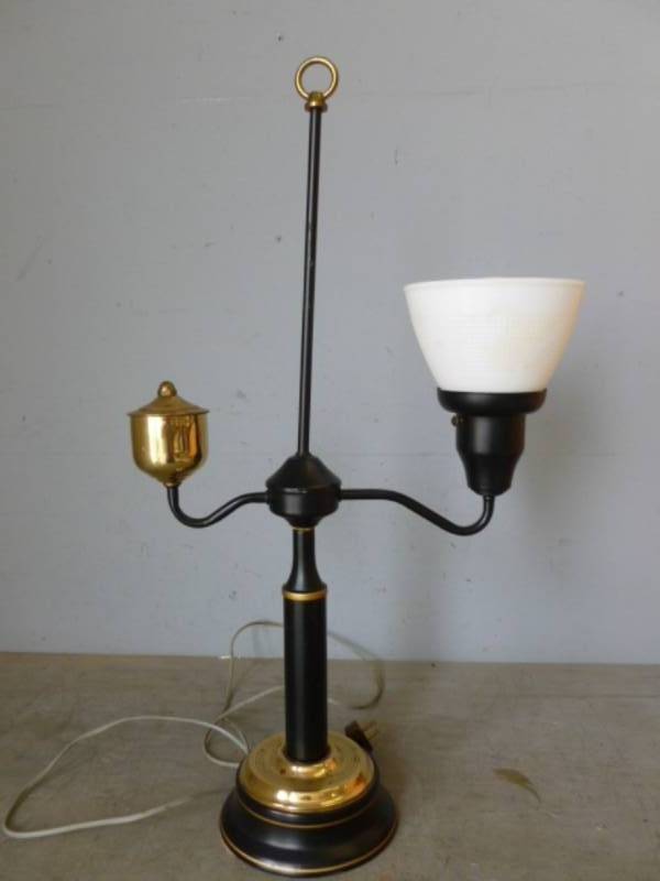 lot 195 image: Vintage Lamp
