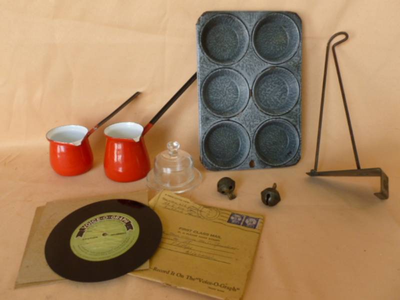 lot 205 image: Vintage Items