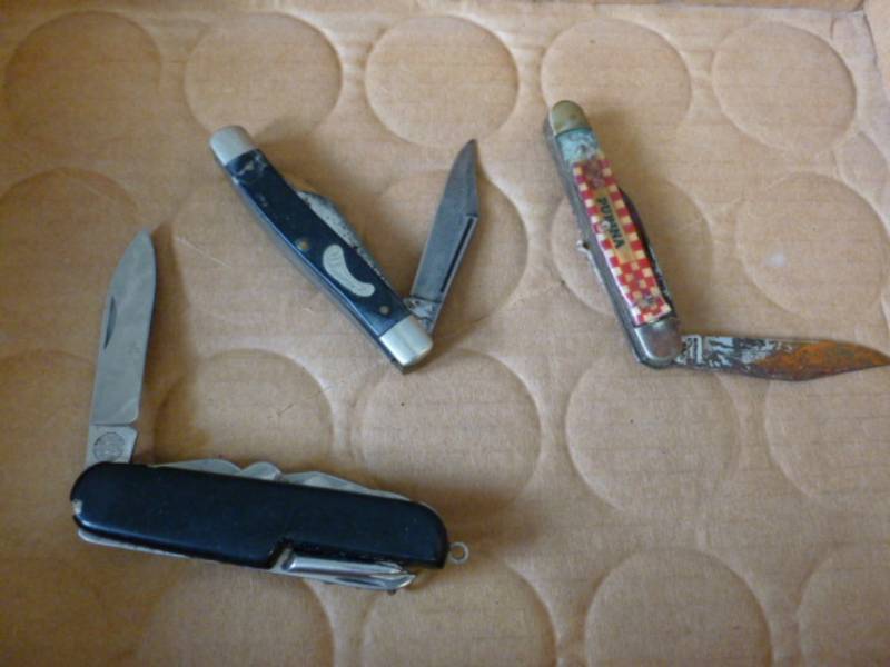 lot 221 image: Vintage Pocket Knives