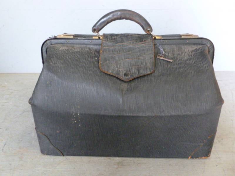 lot 246 image: Antique Doctors Bag