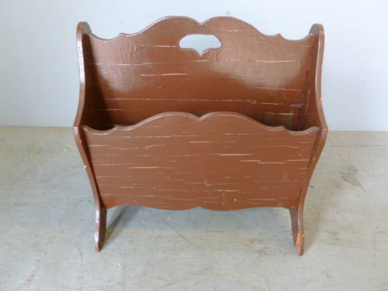 lot 253 image: Vintage Magazine Rack