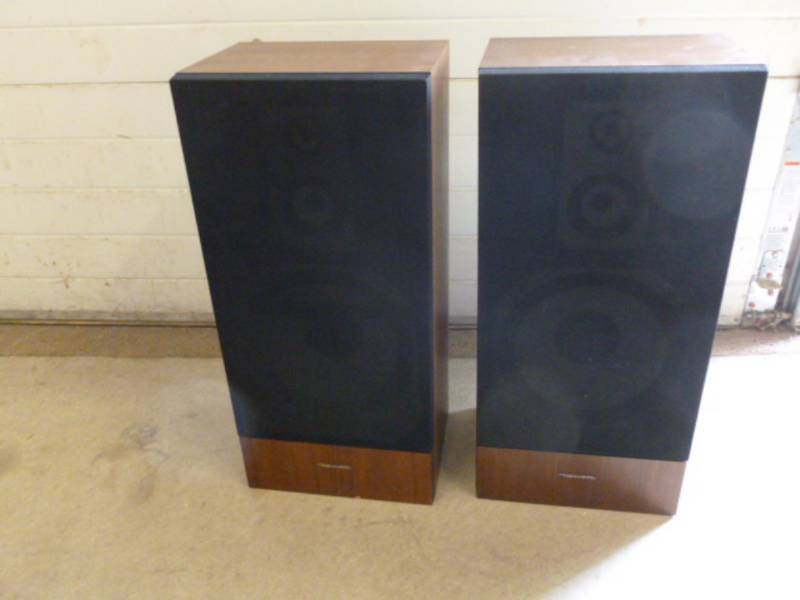 lot 255 image: Realistic Speakers
