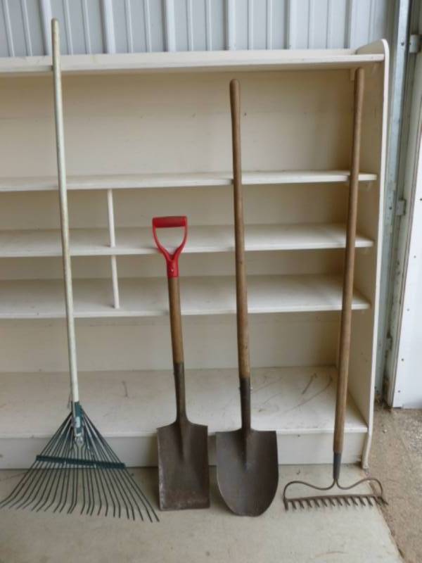 lot 256 image: Shovels