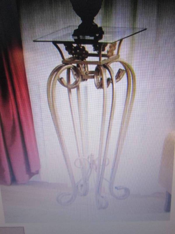 lot 35 image: Kavala Pedestal Table open box Reta...
