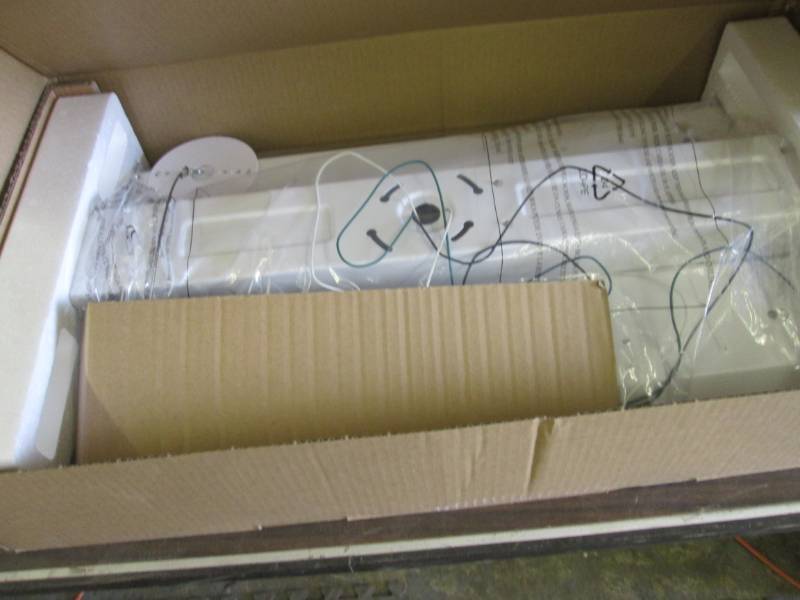 lot 228 image: Commercial Electric 2 ft. 400-Watt ...