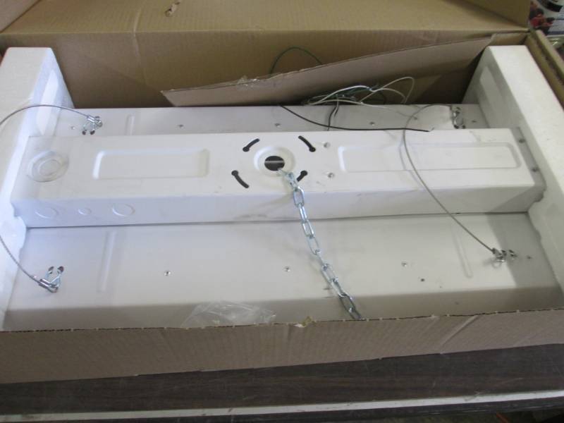 lot 229 image: Commercial Electric 2 ft. 400-Watt ...