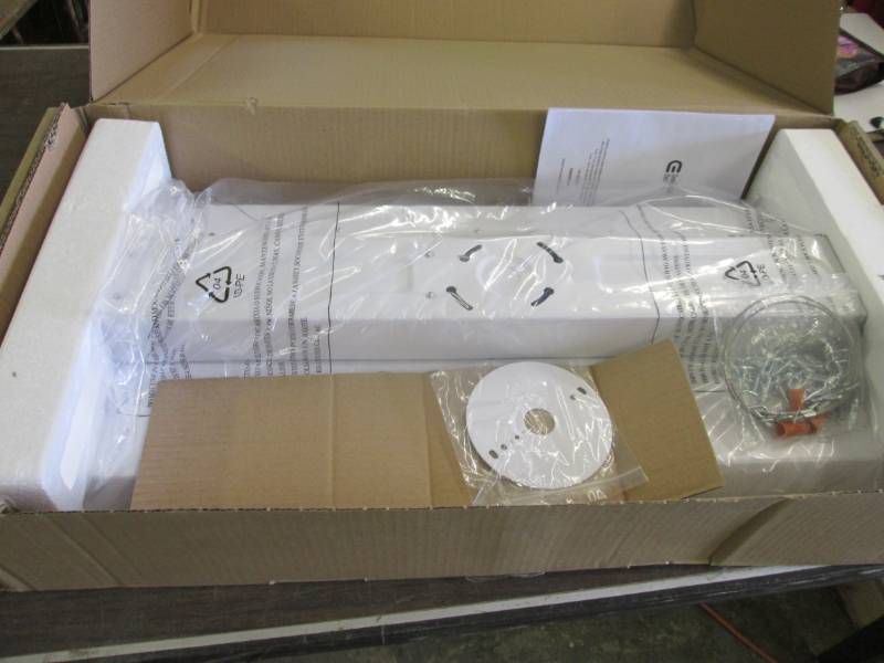 lot 230 image: Commercial Electric 2 ft. 400-Watt ...