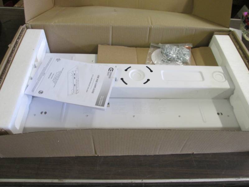 lot 232 image: Commercial Electric 2 ft. 400-Watt ...
