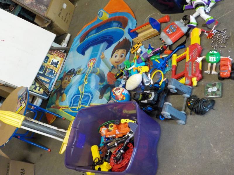 lot 29 image: Lot of Toys...