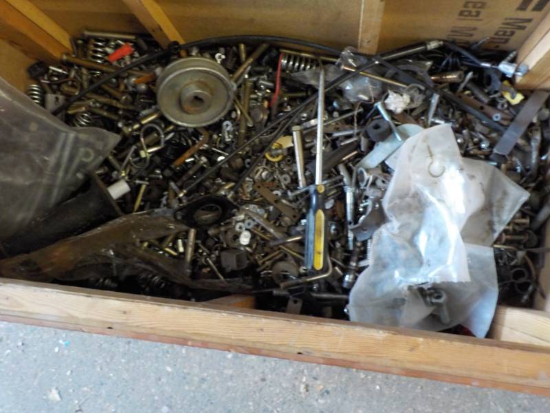 lot 37 image: 26 x 14 x 12 box of Everything Pict...