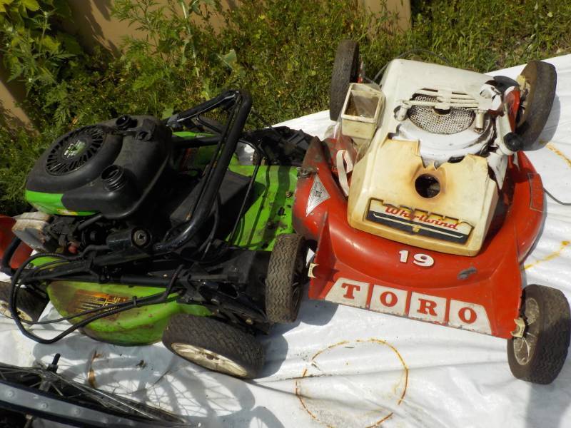 lot 72 image: 2 lawn Mowers for Parts...