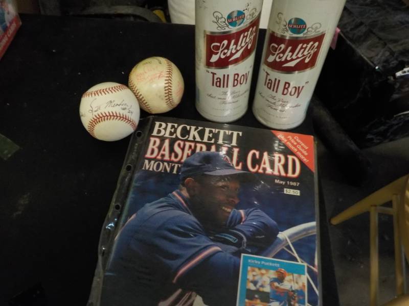 lot 104 image: Beckett Baseball Card Magazine- 198...