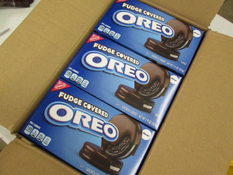 lot 252 image: 12 fudge covered Oreo cookies...