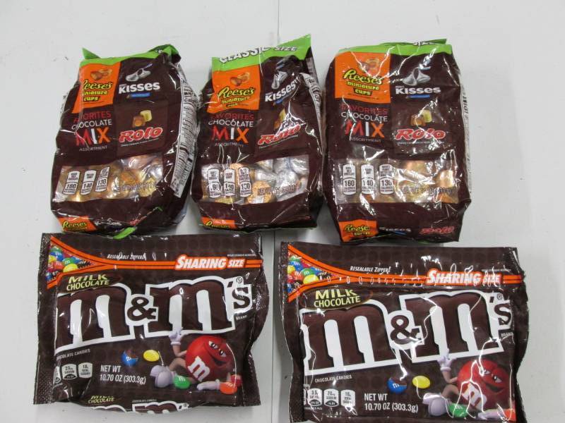 lot 271 image: Classic Mix and M & Ms...