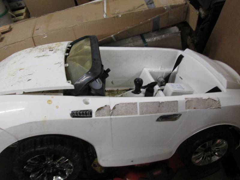 lot 290 image: Powerwheels car, no battery ...
