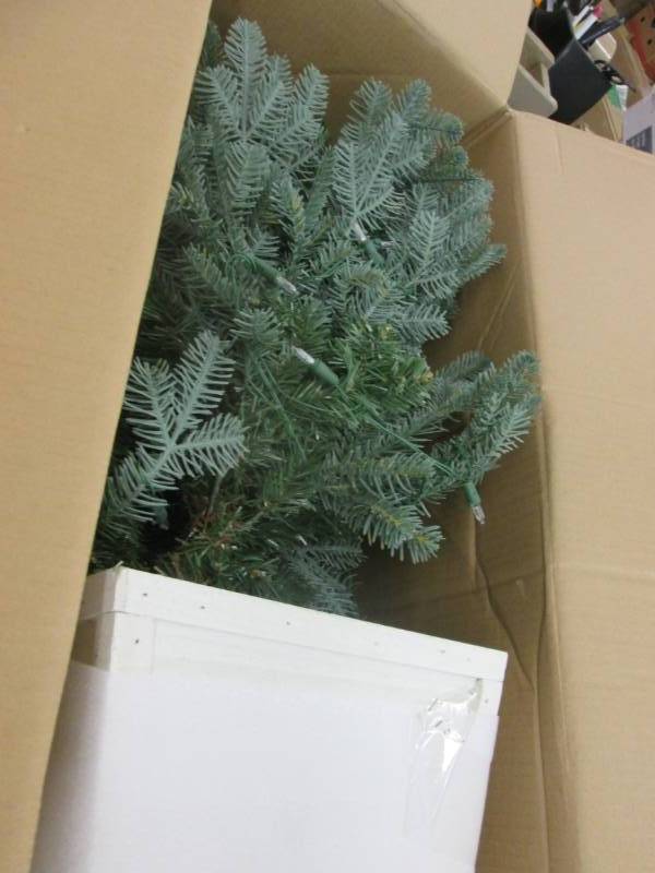 Home Accents  Holiday  4 ft. Pre-Li...