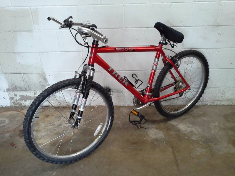 lot 23 image: Trek 6000  10-speed Road Bike