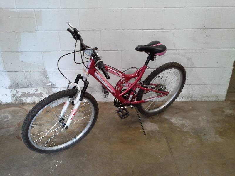 lot 24 image: Huffy Trailrunner Girls  18-speed Trail Bike