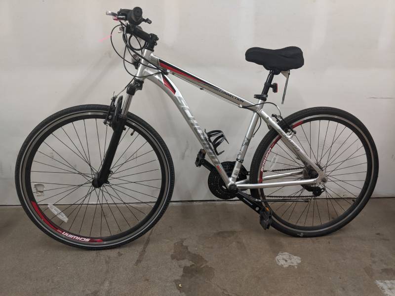 lot 29 image: Schwinn 700C Connection  21-speed Trail Bike