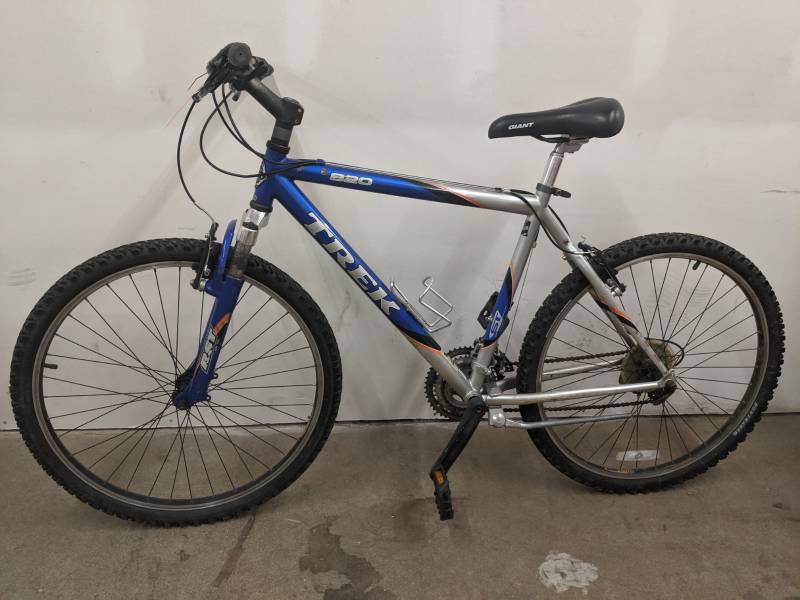 lot 33 image: Trek 820  18-speed Trail Bike