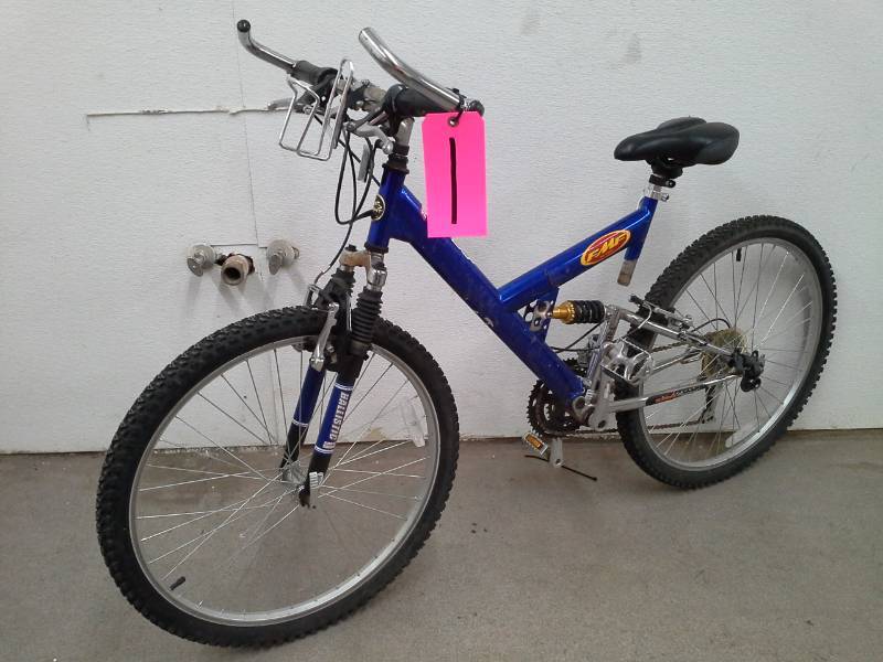 lot 1 image: 1999 FMF 100 8526  18-speed  20-inch Trail Bike