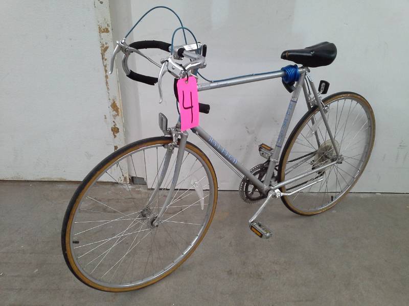 lot 4 image: Raleigh Record  10-speed Road Bike