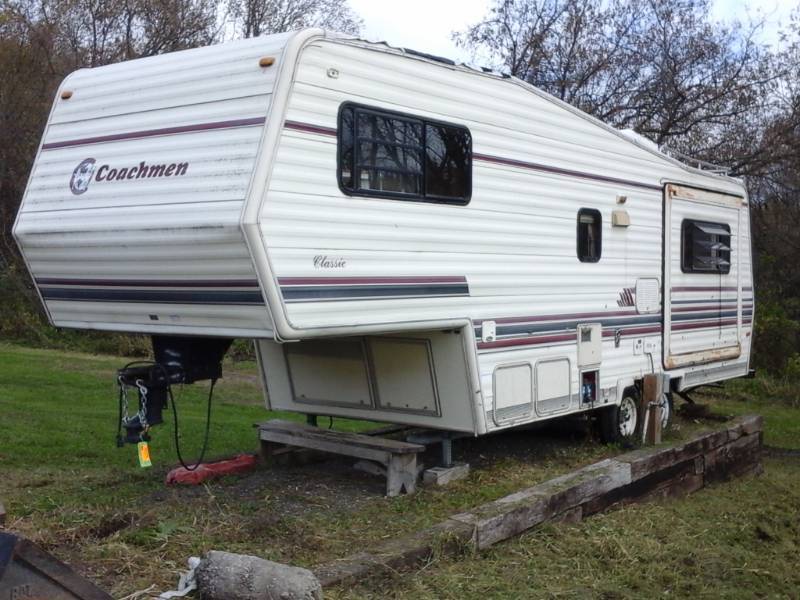 lot 9 image: 1990 Coachmen Classic 5th Wheel Motor Home