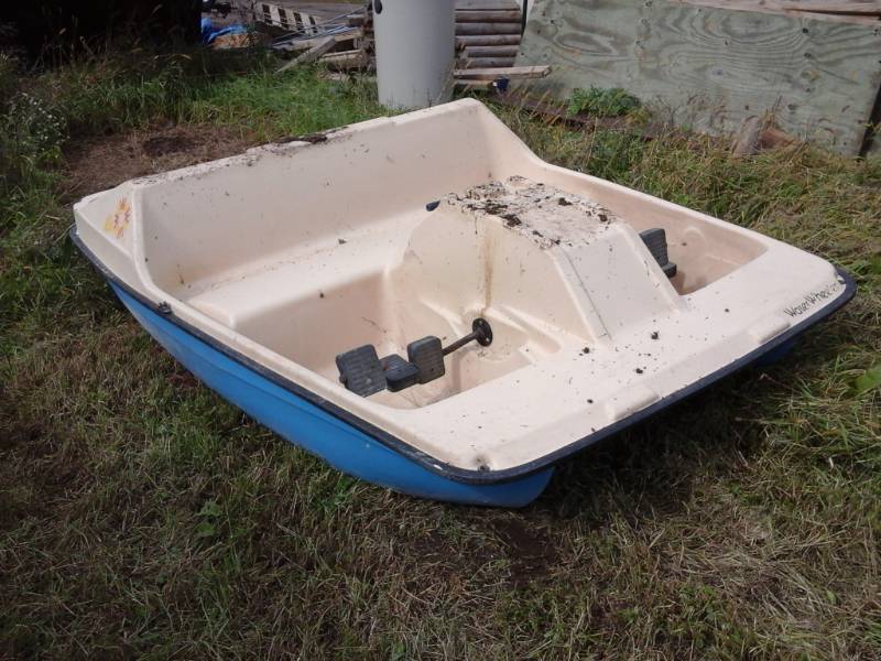 lot 10 image: Water Wheeler 4-Person Paddleboat