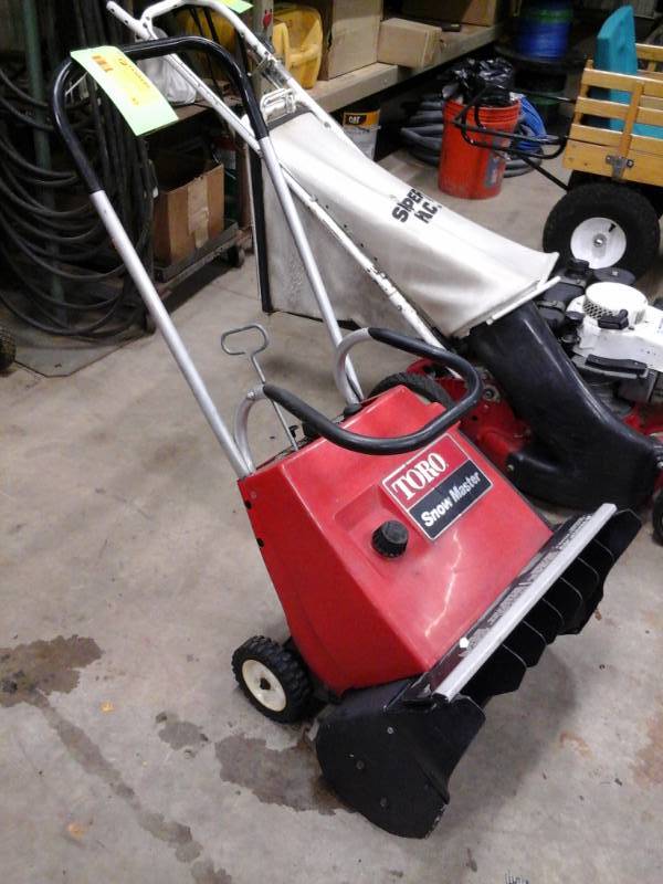 lot 43 image: Toro Snow Master Snowblower